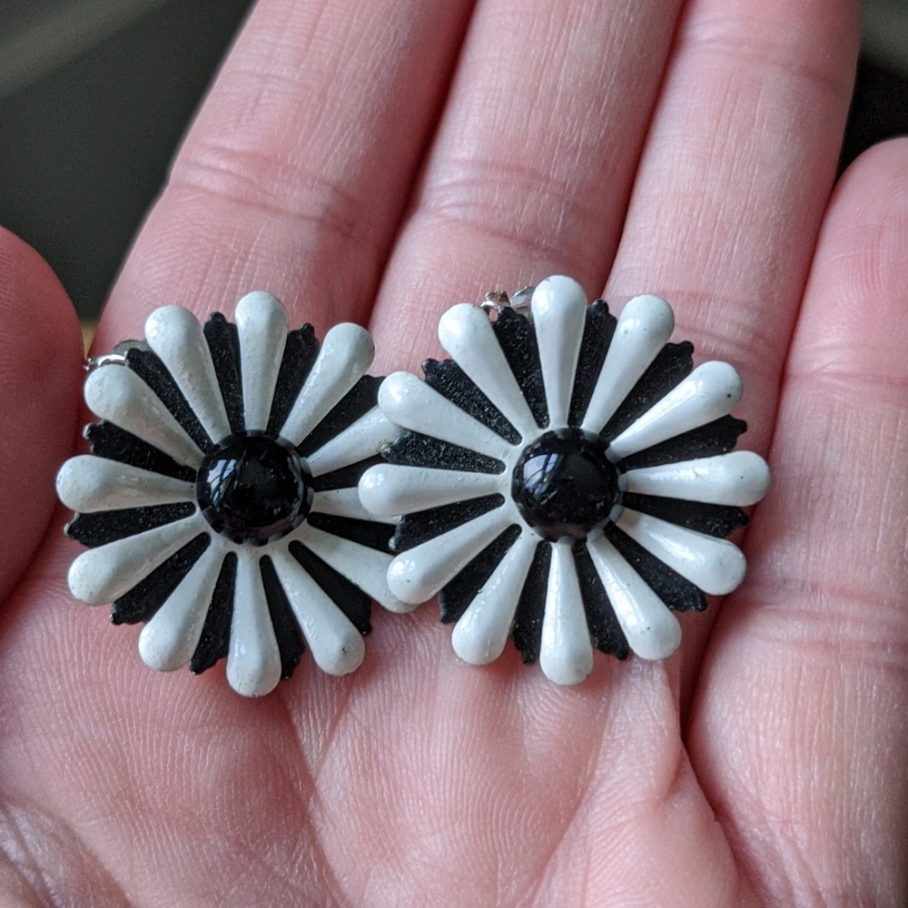 Vintage Black & White Daisy Retro Clip-On Earrings - Picture 6 of 8